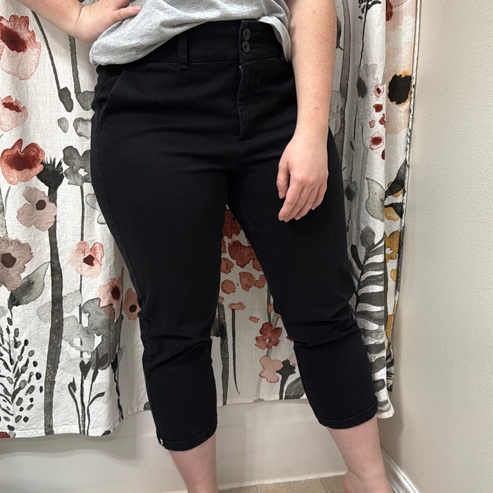 Women’s NYDJ Black Capri Skinny Jeans. Size 10